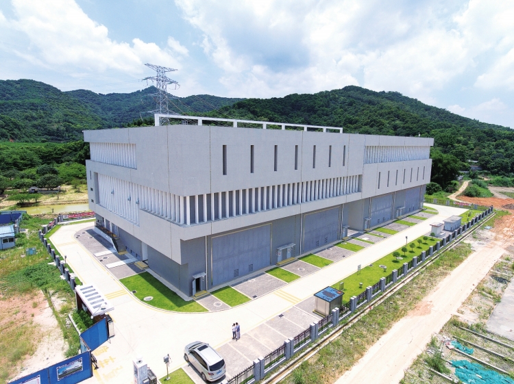 　　&ldquo;报告启动委员会，220千伏知识城变电站启动正常，试运行正常。&rdquo;12月18日，随着广州供电局主网调度科总值长陈志聪向启动委员会确认220千伏知识城变电站3台主变的通电并网，220千伏知识城输变电工程正式宣告竣工投产