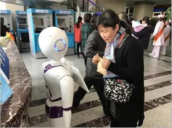 　　近日，一台名叫&ldquo;小爱&rdquo;的实体交互智能问讯机器人在仁济东院门诊大厅上岗，医院微信就医服务号咨询功能线上24小时服务同步开通运行，这是全国综合性医院首个运行的咨询互动智能机器人，可以线上(微信服务号机器人)线下(实体机器人)多渠道跨院区服务，24小时解答患者疑问。这不仅大大方便了广大患者，而且着实减轻了门诊问询窗口工作人员的工作强度
