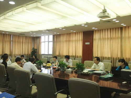 　　12月20日，質(zhì)檢總局計(jì)量司在北京主持召開了“國家碳纖維產(chǎn)業(yè)計(jì)量測試中心”申報(bào)工作專家評審會(huì)，該項(xiàng)申報(bào)工作順利通過國家質(zhì)檢總局立項(xiàng)專家評審。國家質(zhì)檢總局計(jì)量司副司長杜躍軍、處長朱美娜、山東省質(zhì)監(jiān)局副局長賈峰出席會(huì)議