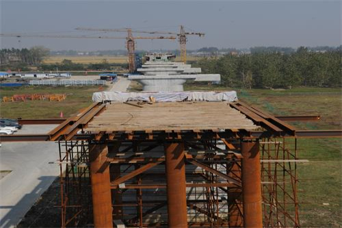 　　湖北江汉铁路建设进入尾声，穿梭在江汉平原电气化铁路线上的&ldquo;小推车&rdquo;实现高铁电气化施工各项参数的同步检测。&nbsp;&nbsp;(图片来源于网络，侵删)&nbsp;　　轻巧的&ldquo;小推车&rdquo;学名接触网施工同步检测装置