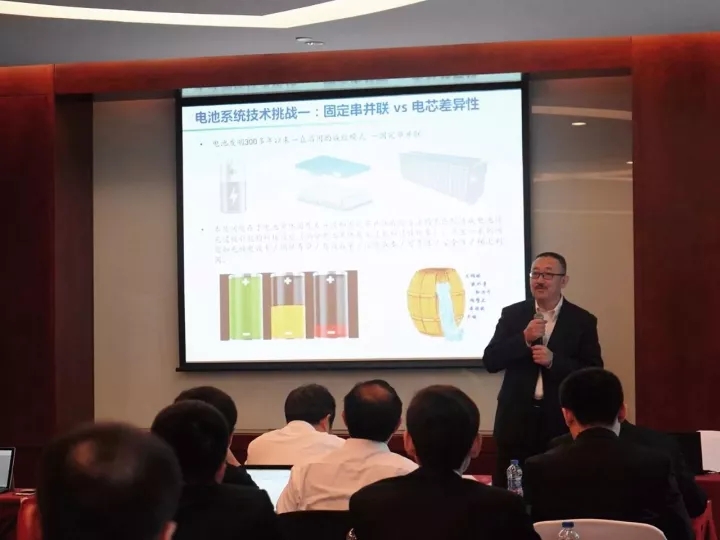 	中国储能网讯：2017年12月3日至5日，清华大学能源互联网创新研究院主任研究员慈松在某论坛上发表了《数字储能与能源互联网的应用》演讲，讨论电池储能技术存在问题，展望未来储能技术的发展。 	 	清华大学能源互联网创新研究院主任研究员 慈松	近年来储能介质技术发展迅速，然而储能领域依然存在着信息化水平低，用户体验差，缺乏可复制的商业模式等问题
