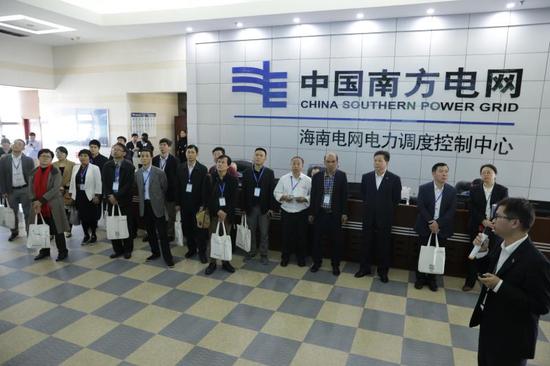 　　2017年，海南电网如何贯彻落实党的十九大精神？如何服务美好新海南发展？有哪些便民惠民新举措？12月24日，南方电网海南公司举办&ldquo;人民电业服务美好新海南&rdquo;活动，30多位海南省人大代表、政协委员及工商联代表走进电网，在海口实地了解电网建设和供电服务提升情况，与电网干部员工交流，感受体验海南电网发展的新变化新成果。　　据了解，今年以来，该公司积极响应省委省政府加快建设美好新海南的号召，把满足人民追求美好生活的电力需要作为一切工作的出发点和落脚点，全面实施《海南省提升电网供电保障