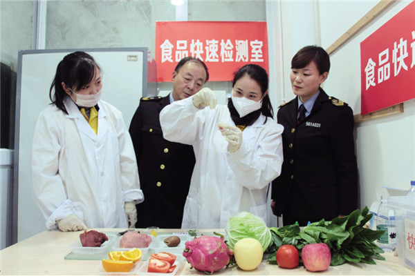 　　近日，重庆江津区重百超市新鲜的蔬菜刚摆上货架，超市的检验人员便从中提取样品，将其送到超市食品快速检测室，通过专用仪器分析蔬菜的农药残留量。&nbsp;&nbsp;图片来自央广网&nbsp;　　今年以来，重庆江津区已有31个食品安全快检中心投入使用，覆盖了全区所有镇街和大型超市，完成食品安全快速检测3920批次