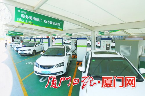 	新能源汽车发展目标	­　　现在	­　　截至目前，厦门市登记的新能源汽车12000多辆，公共领域充电桩1800多个。	­  2020年	­　　按照相关规划，至2020年，全省电动汽车总数将达到10万-13万辆