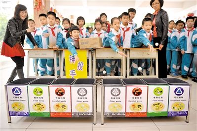             	小朋友参加垃圾分类小游戏。（资料图）广州日报全媒体记者莫伟浓 摄李坑垃圾焚烧二厂的中央控制室