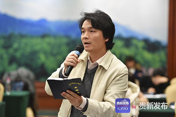 　　11月24日下午，贯彻落实十九大精神推动贵州能源工业转型发展新闻发布会在贵阳召开，贵州省能源局副局长、新闻发言人李奕樯，省能源局规划处处长王家平，煤炭处处长高腾友，电力处处长谌毅业，油气处处长张栋出席发布会。　　在提问环节，贵州日报记者提问，贵州省能源局电力处处长谌毅业作了现场回答，问答原文如下