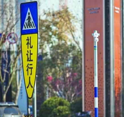 　　“禮讓斑馬線”時，一些駕駛?cè)擞捎诓皇煜さ缆窢顩r，發(fā)現(xiàn)前方是斑馬線再減速很可能來不及，且極易引發(fā)碰撞行人的交通事故。12月25日，記者從交警部門了解到，江蘇無錫首套“智能紅外感應人行橫道監(jiān)測儀”已安裝在貢湖大道塘鐵橋路段，目前正在試運行