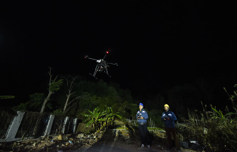 　　12月20日，广东珠海市凤凰山突发山火，火借风势迅速蔓延，包括公安、消防及各镇街救援力量迅速赶赴现场开展灭火救援工作。记者获悉，由于着火点距离珠海电网重要供电线路较近，山火可能对珠海高新区一带的正常供电造成影响