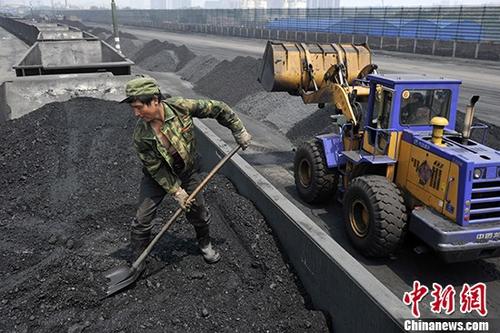             	山西煤炭运销站工人将煤炭装车外销。（资料图） 中新社记者 韦亮 摄记者王轶辰报道：2018年全国能源工作会议26日在京召开，国家能源局局长努尔・白克力透露，2017年，预计全国能源生产总量36亿吨标准煤，其中非化石能源占比17．6％，比2012年提高6．4个百分点；发电装机总量累计达17．7亿千瓦，其中非化石能源发电装机占比达到38．1％，比2012年提高9．6个百分点，是历史上增长最快的时期