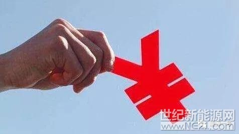 今年12月22日，国家发改委的一纸调价通知甫出，光伏项目投资商吴先生就心急如焚地跑下办公楼，从杭州驱车赶往该公司正在兴建的一处苏北电站基地。这一名为《国家发展改革委关于2018年光伏发电项目价格政策的通知》（下称&ldquo;通知&rdquo;）令他深感意外