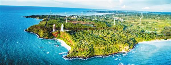             	儋州市峨蔓镇位于该市北面，濒临浩瀚的北部湾海洋。该镇海岸沿线，一个接一个地矗立着风电设施，那高高的塔柱上，螺旋桨越转越快，宛如无数架直升飞机即将凌空而起