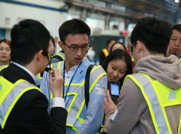 　　航空快递件是怎么通过飞机运输的？旅客下飞机后怎样获知托运行李信息？飞机上运输的货物和行李都经过了严格的安检吗？带着这些疑问，12月27日，参加南航2017年第四季度公众开放日的市民和媒体记者首次走进南航位于广州白云机场北区的国内货站，深入了解南航打造的智能物联网。&nbsp;&nbsp;图片来自央广网&nbsp;　　当天，市民和媒体参观的是南航位于广州白云机场北区的国内货站