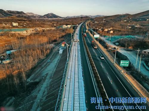                                                                                                                                                 	　　高速公路既能跑车还能用路面发电，这是不是有些神奇？２８日，我国首条承载式光伏高速公路试验段在济南建成通车，将这一&ldquo;黑科技&rdquo;从传说变成了现实。	　　光伏高速亮相	　　这段&ldquo;