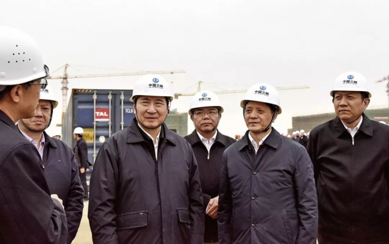 　　三峽福建海上風(fēng)電產(chǎn)業(yè)園和
　　
　　海上風(fēng)電項目集中開工
　　
　　兩個百萬千瓦級海上風(fēng)電
　　
　　先行工程建設(shè)準(zhǔn)備工作啟動
　　
　　◆ ◆ ◆ ◆
　　
　　為貫徹黨的十九大精神，落實中央經(jīng)濟工作會議精神，加快培育壯大新動能，實現(xiàn)新舊動能接續(xù)轉(zhuǎn)換，推動福建省經(jīng)濟向高質(zhì)量發(fā)展階段邁進(jìn)，12月28日上午，三峽集團與福建省政府在福州海上風(fēng)電國際產(chǎn)業(yè)園召開福建海上風(fēng)電產(chǎn)業(yè)推進(jìn)會。三峽集團黨組書記、董事長盧純，三峽集團總經(jīng)理、黨組副書記王琳，福建省委常委、常務(wù)副省長張志南，福州市委副書記、市長尤猛軍出席三