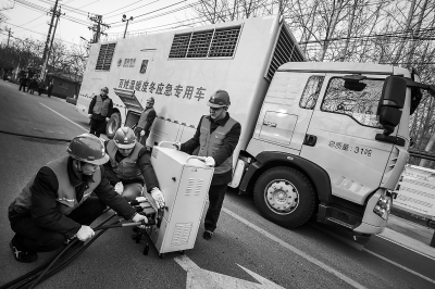 昨天下午,在顺义区高丽营一村,电力人员正在模拟煤改电村遇停电故障情况下的应急保障。 本报记者 邓伟摄
北京“煤改电”用户已累计突破100万户,居民家中采暖全靠电力,那“煤改电”地区遇到停电情况怎么办,市民有任何使用中不懂的地方找谁?记者昨天从国网北京电力获悉,针对全市“煤改电”用户,已配备了150辆应急发电车,抢修人员半个小时内抵达现场,设立了1056位“电管家”,为村民答疑解惑、上门服务