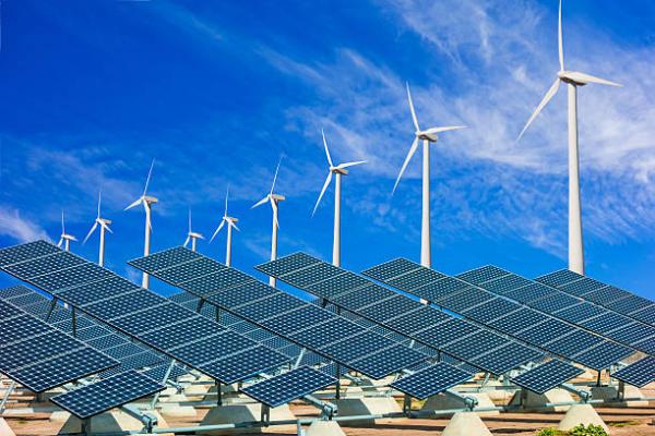             	近日，据外媒报道，欧洲投资银行(EIB)向秘鲁可再生能源公司EnelGreenPowerPerú所修建和运行的在建风电和光伏太阳能电站投资1.5亿美元，以支持其电力项目建设。预计2018年上半年开始运行
