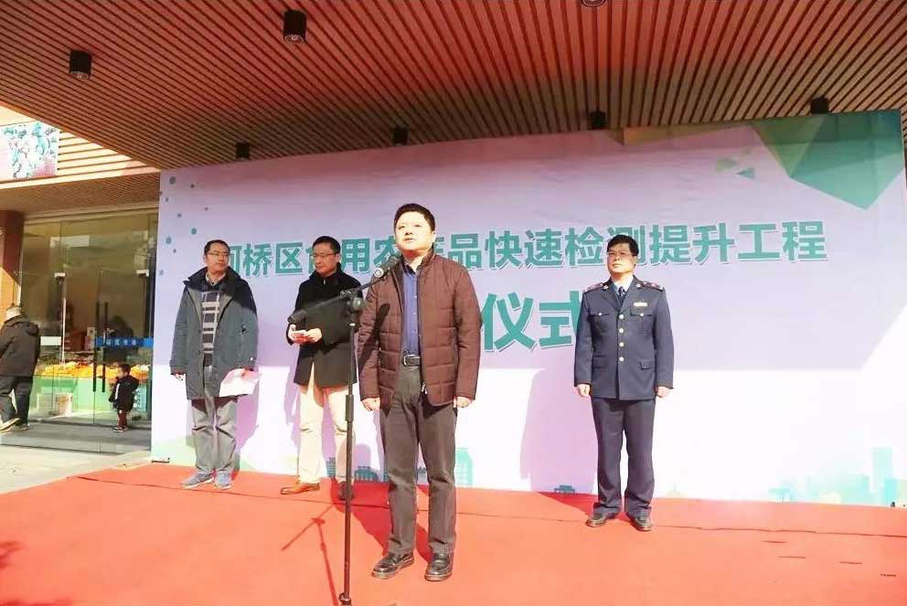 　　第三方檢測團隊在食品安全監(jiān)管部門的授權(quán)下出入農(nóng)貿(mào)市場開展食用農(nóng)產(chǎn)品隨機抽樣檢測，并將檢測結(jié)果實時記錄和反饋至食品安全監(jiān)管部門，以便監(jiān)管部門開展進一步的執(zhí)法和監(jiān)管，這種形式的食品安全快檢外包服務近年來越來越多地被各地采用，成為一種創(chuàng)新的監(jiān)管模式。  　　12月11日，浙江紹興市柯橋區(qū)食品安全快速檢測提升工程在當?shù)嘏e行了啟動儀式，柯橋區(qū)市場監(jiān)管局與食安科技的快檢外包服務合作進入了正式的實施階段