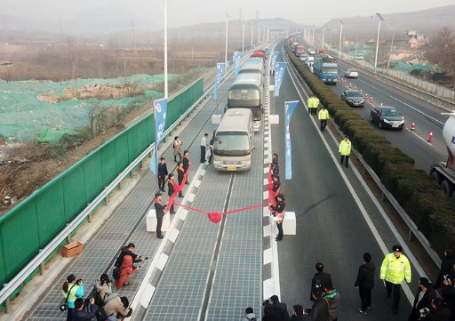 12月28日,我国首个承载式光伏高速公路试验段在济南建成通车,实现利用高速公路路面并网发电。 光伏路面铺设长度1080米、净面积5875平方米,铺设主行车道和应急车道;分布式光伏并网发电装机容量峰值功率817.2千瓦,预计可实现年发电量约100万千瓦时