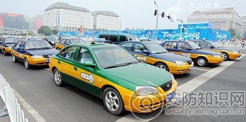 12月28日,深圳市政协经济界委员开展“优化营商环境,走进交通行业,关爱市民出行”活动,前往深圳市公共交通管理局调研了解深圳出租车行业发展情况。记者从活动中获悉,2018年6月底以前,深圳巡游出租车将全部装上智能终端设备,并以之计价