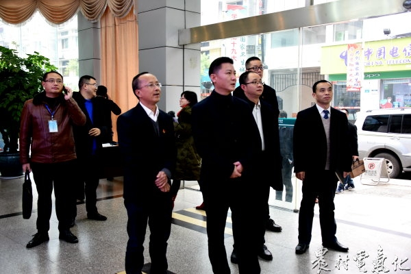 邓斌在调度中心听取汇报　　农村电气化网讯：12月27日下午，蓬溪县委书记邓斌携相关部门人员一行，对蓬溪公司节日保电、安全生产、生产经营等工作进行了调研。蓬溪公司总经理王晓明、党委书记彭虎等在家领导陪同