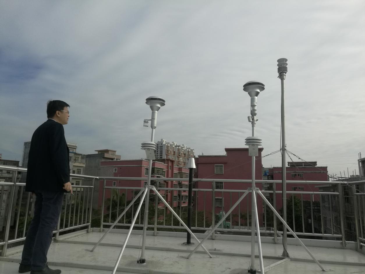 　　近期，廣西東興市新建空氣質(zhì)量自動監(jiān)測站建成并通過自治區(qū)環(huán)保廳驗收，將于2018年1月1日正式投入運行。  即將投入運行的空氣質(zhì)量自動監(jiān)測站
