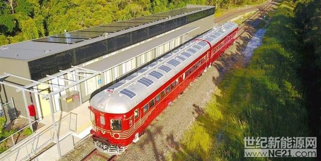 据台湾“中时电子报”12月28日报道,澳大利亚拜伦湾铁路公司(Byron Bay Railroad Company)推出了全世界第一辆太阳能列车,并在新南威尔斯省实际运作。虽然行车距离不长,但其绝对是一种重要突破,证明了太阳能动力可以实际用于运输