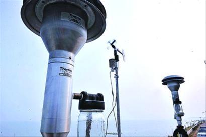 　　12月25日，由湖南省永州市環(huán)保局、市環(huán)境監(jiān)測站及承建單位技術(shù)人員組成的驗收組對藍山縣空氣自動站升級改造項目進行驗收。  (圖片來源于網(wǎng)絡，侵刪) 　　驗收組一行聽取了項目承建方對空氣自動監(jiān)測站站房建設、儀器配置、系統(tǒng)功能及試運行的情況介紹