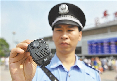 　　為進(jìn)一步加強(qiáng)執(zhí)法監(jiān)督，規(guī)范執(zhí)法行為，近日，內(nèi)蒙古海南區(qū)地稅局為征管一線和辦稅服務(wù)廳工作人員配置了執(zhí)法記錄儀。  (圖片來源于網(wǎng)絡(luò)，侵刪) 　　執(zhí)法記錄儀集拍照、錄音、攝像功能于一體，將在定額核定和調(diào)整、非正常戶認(rèn)定、文書送達(dá)等現(xiàn)場稅收執(zhí)法事項(xiàng)中實(shí)現(xiàn)全程記錄，執(zhí)法過程中執(zhí)法人員、納稅人的言行以及相關(guān)涉稅資料都成為記錄對象