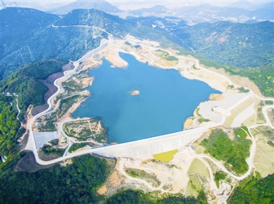 	中国储能网讯：近日，南方电网调峰调频发电公司负责建设的深圳抽水蓄能电站（以下简称“深蓄电站”）首台机组投产发电。该项目位于深圳市城区，是由南方电网公司投资建设的首个机组设备国产化项目，也是我国首个城市内大型抽水蓄能项目