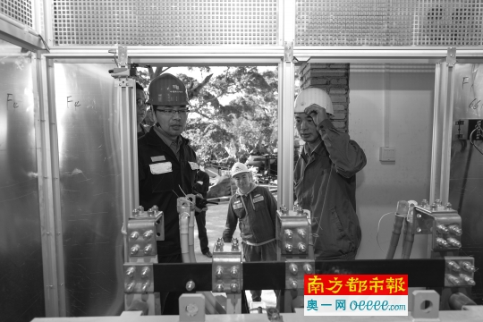 	中国储能网讯：2018年新年钟声敲响之际，南方电网广东珠海供电局再度为粤港澳大湾区建设献上一份“厚礼”，继大万山岛微电网项目之后，位于珠海的担杆岛微电网项目近日建成投产，成为广东首个独立型海岛微电网项目。 	从年初接到任务，到上岛勘察设计、施工、投产……短短一年时间，珠海供电局积极践行“人民电业为人民”的企业宗旨，发挥“工匠精神”和央企“顶梁柱”的作用，先后克服海岛交通闭塞、施工条件复杂恶劣、气候潮湿、施工难度大等重重困难与挑战，在海岛上架起了可靠的绿色电网，不仅为粤港澳大湾区建设和海岛社会、经