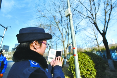 　　2018年1月3日，记者从北京市经济技术开发区获悉，开发区已陆续布设129个空气质量小微站，这些24小时在线的空气微站组成的&ldquo;天网&rdquo;将实时监测PM2.5。&nbsp;&nbsp;环保执法人员正在使用手机APP观测环境数据