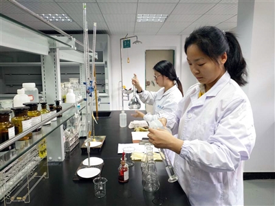 　　近日，在青海西寧市委市政府的高度重視，青海省食品藥品監(jiān)督管理局、省食品檢驗院、省藥品檢驗院以及相關部門的大力支持下，經過近兩年的建設，西寧市食品藥品檢驗檢測中心實驗大樓正式揭牌投入運行。  (圖片來自今日千島湖) 　　據(jù)了解，西寧市食品藥品檢驗檢測中心實驗大樓是西寧市“十二五”規(guī)劃重點建設項目，也是爭取實施的國家食品藥品監(jiān)督管理總局投資的重大項目