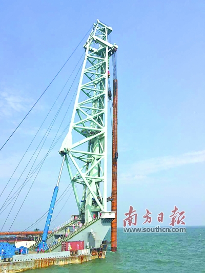            	中广核的雄程2号打桩船在施工。明阳风机