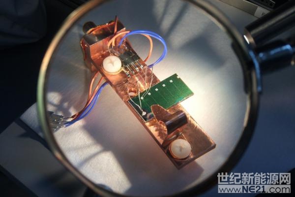 麻省理工学院(MIT)的一个研究小组声称已经开发了一个新型快捷的评估新光电材料的效率方法,以避免长期,昂贵和耗时的实验室样品测试评估。
科学家们说,这一过程是基于一系列工具,这些工具依赖于一连串相对简单的实验室测试,结合计算机建模的材料物理属性,以及基于贝叶斯推理的统计方法的附加建模,允许基于每个新测量来改变每个参数的估计