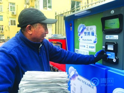             	居民将分类好的物品投入回收箱。于波摄昨日，住建部印发通知，加快推进部分重点城市生活垃圾分类工作，明确工作目标，量化工作任务