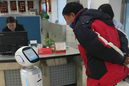 　　北京顺义区首个智能政务服务机器人在顺义区投资服务中心&ldquo;上岗&rdquo;。机器人不但可以进行口头互动咨询，还可以通过推送图片、播放视频等方式向办事群众提供政务服务流程