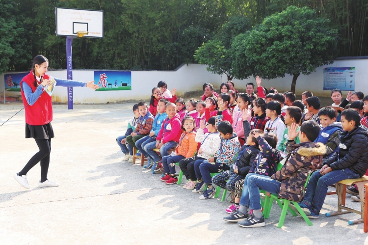 　　深圳供电局志愿者到对口扶贫的河源市紫金县四联村为小学全校师生送去电亮安全环保奇幻布偶剧。　　广东省河源市紫金县四联小学学生李晓玲展示了&ldquo;情暖四联电亮未来&rdquo;黑板报