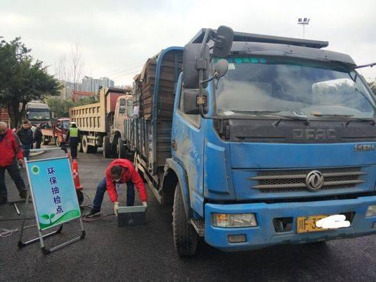 　　“師傅，麻煩停車接受檢查。”1月4日，四川成都成華區(qū)龍港路上，被攔停的貨車通過管道與一塊白色儀器連接