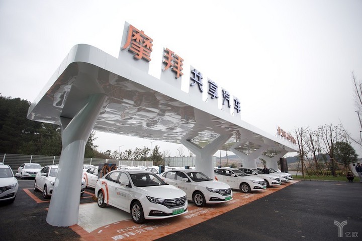 在兩輪的共享單車市場(chǎng)取得領(lǐng)軍者地位后，北京摩拜科技有限公司（以下簡(jiǎn)稱“摩拜”）將目光放在了四輪的共享汽車上。

2017年12月29日，摩拜在貴州省聯(lián)合中國(guó)一汽、新特新能源等公司舉行上線活動(dòng)，正式宣布摩拜共享汽車項(xiàng)目啟動(dòng)