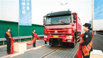  “中国首条光伏高速”试验路段开通仪式现场 中新社发        “太阳能光伏”和“高速公路”是我们在社会生活中经常接触到的。前者直接把太阳光转化为电力，为人们提供了新型绿色能源；后者则极大地变革人们的出行方式、提高了出行效率