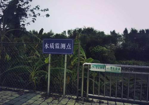 　　流量计检测污水排放量多少，在线检测装置监控污水指标是否超标，在企业总排放口安装这两类仪器设备，就能轻松监控企业排污超标状况。在浙江慈溪市龙山镇龙山工业区内，该镇对15家重点排污企业进行的&ldquo;门户管理&rdquo;，已经试点运行3个多月，取得了较好的成效