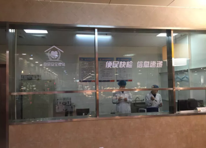 　　近日，河北邯鄲市各縣(市、區(qū))消費(fèi)者發(fā)現(xiàn)，在自家附近的農(nóng)貿(mào)市場(chǎng)顯著位置有個(gè)“食品安全驛站”，可免費(fèi)為消費(fèi)者檢測(cè)產(chǎn)品的農(nóng)藥殘留、非法添加物和瘦肉精等，這是讓不合格食品現(xiàn)原形的一個(gè)“神器”。  　　據(jù)悉，截至2017年底，邯鄲市67家“食品安全驛站”順利掛牌運(yùn)行，實(shí)現(xiàn)對(duì)全市食用農(nóng)產(chǎn)品集中交易市場(chǎng)、大中型食品超市全覆蓋