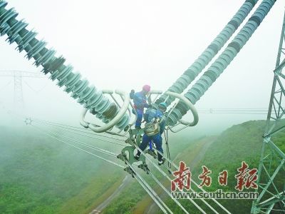             	2017年9月6日，南方电网工作人员在进行滇西北至广东±800千伏特高压直流输电工程贵州段验收工作。 新华社资料图片在国家科学技术奖励大会上，由李立浦鞯嫉摹疤馗哐埂800千伏直流输电工程”，获得了2017年国家科技进步奖特等奖，实现了从中国创造到中国引领，为全球能源互联提供了中国方案