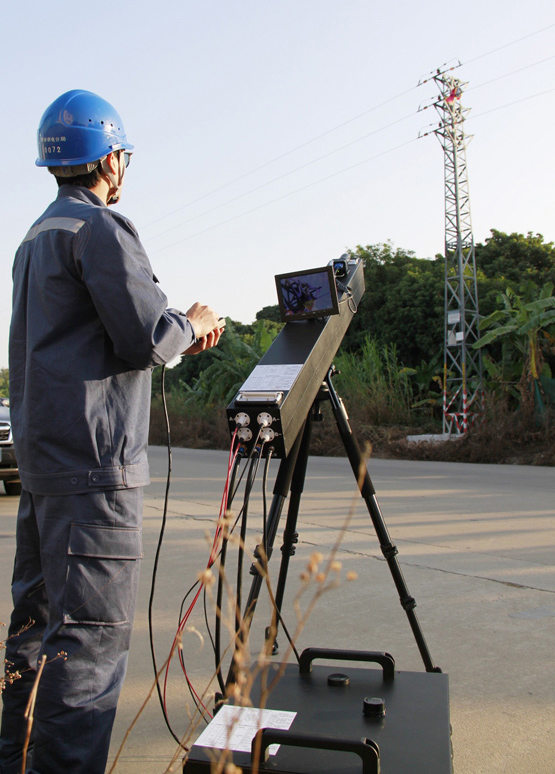 

　　南方電網(wǎng)廣東東莞供電局配網(wǎng)運維人員用配電線路激光清障裝置進行作業(yè)。鐘肖如 攝

　　近期，南方電網(wǎng)配網(wǎng)“激光槍”試驗成功，據(jù)悉，這是南方電網(wǎng)范圍內(nèi)首次將激光清障技術(shù)運用到配網(wǎng)