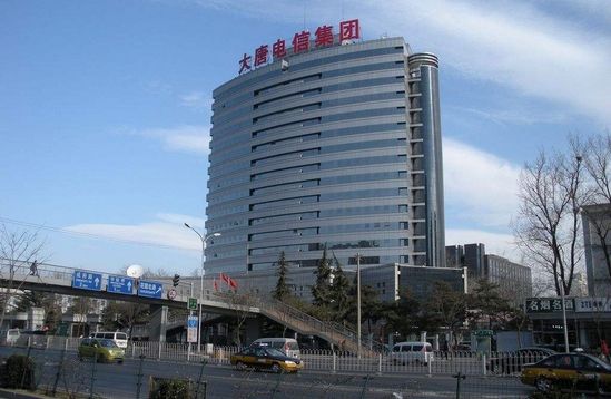                 	                    	2018年1月9日消息，大唐电信1月8日晚间发布公告称，公司第七届第十八次董事会审议通过《关于转让优思股权的议案》，同意公司通过产权交易所公开挂牌的方式同时对外转让公司全资子公司大唐终端技术有限公司持有的上海优思通信科技有限公司（以下简称&ldquo;上海优思&rdquo;）和深圳优思伟业通信科技有限公司（以下简称&ldquo;深圳优思&rdquo;）100%股权。		经履行北京产权交易所公开挂牌相关程序，近日，大