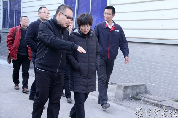 　　农村电气化网讯：&ldquo;目前工程进度如何，存在哪些方面的问题&hellip;&rdquo;&ldquo;工人们的身体和心理状态一定要掌握好，做好现场施工管控，各级管理人员一定要密切注意安全，与施工队伍&lsquo;同进同出&rsquo;！施工中要把安全生产放在首要位置，严格遵守各项安全规定，确保工程顺利进行。&rdquo;1月8日，国网资阳电力公司总经理、党委副书记涂辉一行来到乐至县三合乡文广线组塔施工现场进行安全督查，了解施工进度等工程概况，关心慰问施工队伍人员