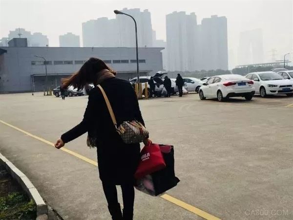                     &emsp;&emsp;2018年1月7日，苏州，天阴沉沉的，寒风吹到脸上像刀割一样。&emsp;&emsp;年关将至