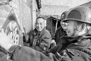 　　藁城区供电公司台区经理上门服务返乡客户。 吴炜 摄　　2017年，河北石家庄供电公司在试点先行的基础上，本着挖内涵、抓根本、求实效、见效益、创模式的原则，以优化管理为根本，以信息化为支撑，以提升服务为目标，走出了一条管理快捷高效、员工一专多能、服务全面提升的&ldquo;全能型&rdquo;乡镇供电所创建之路