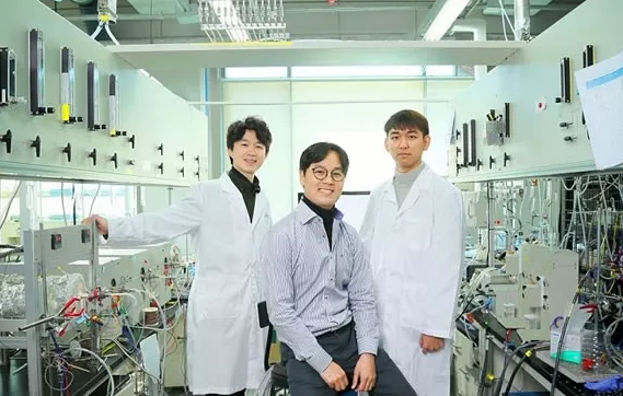 氢气是一种清洁、且储量丰富的燃料来源，但在成为主流的道路上，它仍面临着与制备效率等有关的问题。好消息是，韩国蔚山科学技术大学(UNIST)、韩国能源研究所(KIER)、淑明女子大学的研究人员们，已经开发出了一套效率更高的水电解系统