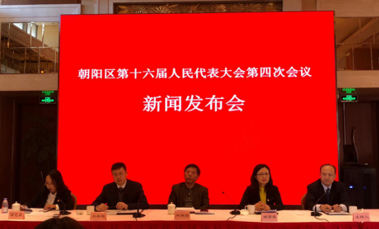 　　1月11日，記者從北京朝陽區(qū)“兩會”了解到，2018年，朝陽區(qū)將新增500個(gè)PM2.5監(jiān)測子站，覆蓋43個(gè)街鄉(xiāng)，把大氣污染監(jiān)控精細(xì)到“最后一公里”。此外，還將進(jìn)一步加大對機(jī)動車排放的管理工作，在轄區(qū)內(nèi)京承、京哈、京滬高速道路收費(fèi)站進(jìn)京方向設(shè)立柴油貨車專用檢查通道，新增2臺移動式遙感檢測車，并在廣渠路、東壩南二街等新增4處固定式遙感檢測設(shè)備